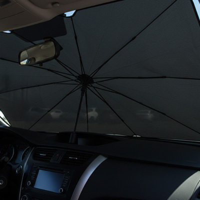 Pare-soleil CoolDrive™ pliable ouvert côté tableau de bord de la voiture