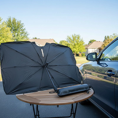 Pare-soleil voiture CoolDrive™ noir pliable posé avec sa housse de rangement