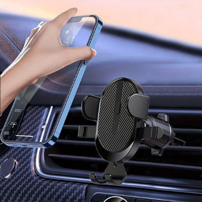 main de femme blonde pose le smartphone sur le support de telephone pour voiture qui est sur la bouche d aeration