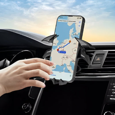 Support de telephone pour voiture en forme de Batman, fixe au tableau de bord, tenant un telephone avec GPS, manipule par une femme.