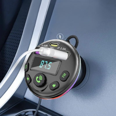 Transmetteur Bluetooth FM branché sur allume-cigare avec câble pour charger téléphone tout en écoutant de la musique