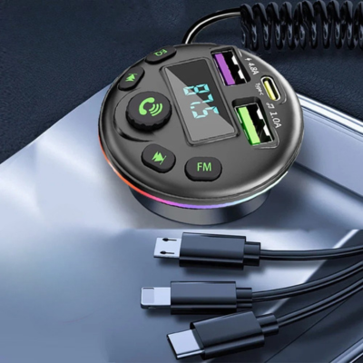 Transmetteur Bluetooth FM avec trois câbles différents pour charger plusieurs téléphones en voiture facilement